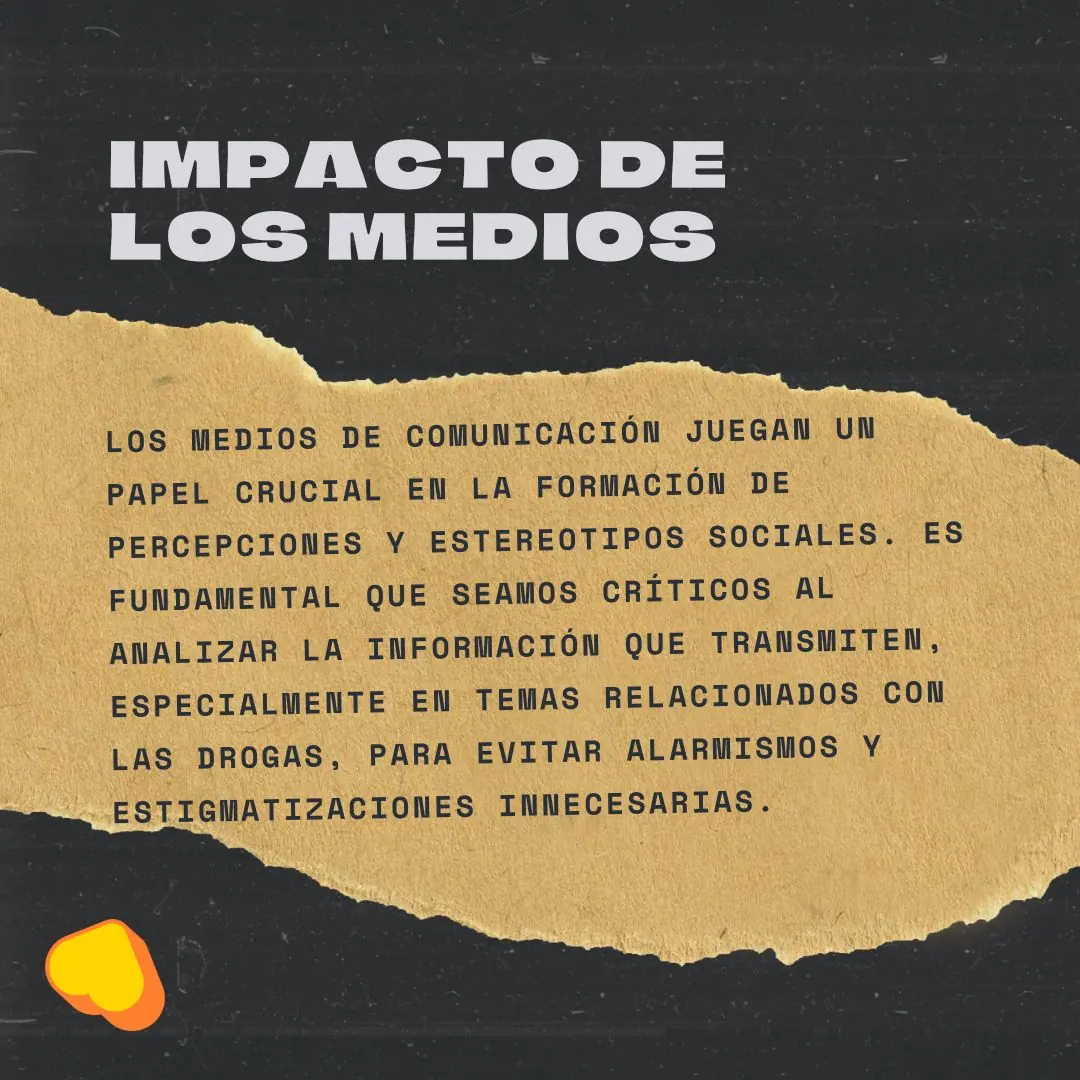 Fondo negro con un trozo grande de papel rasgado ocre.