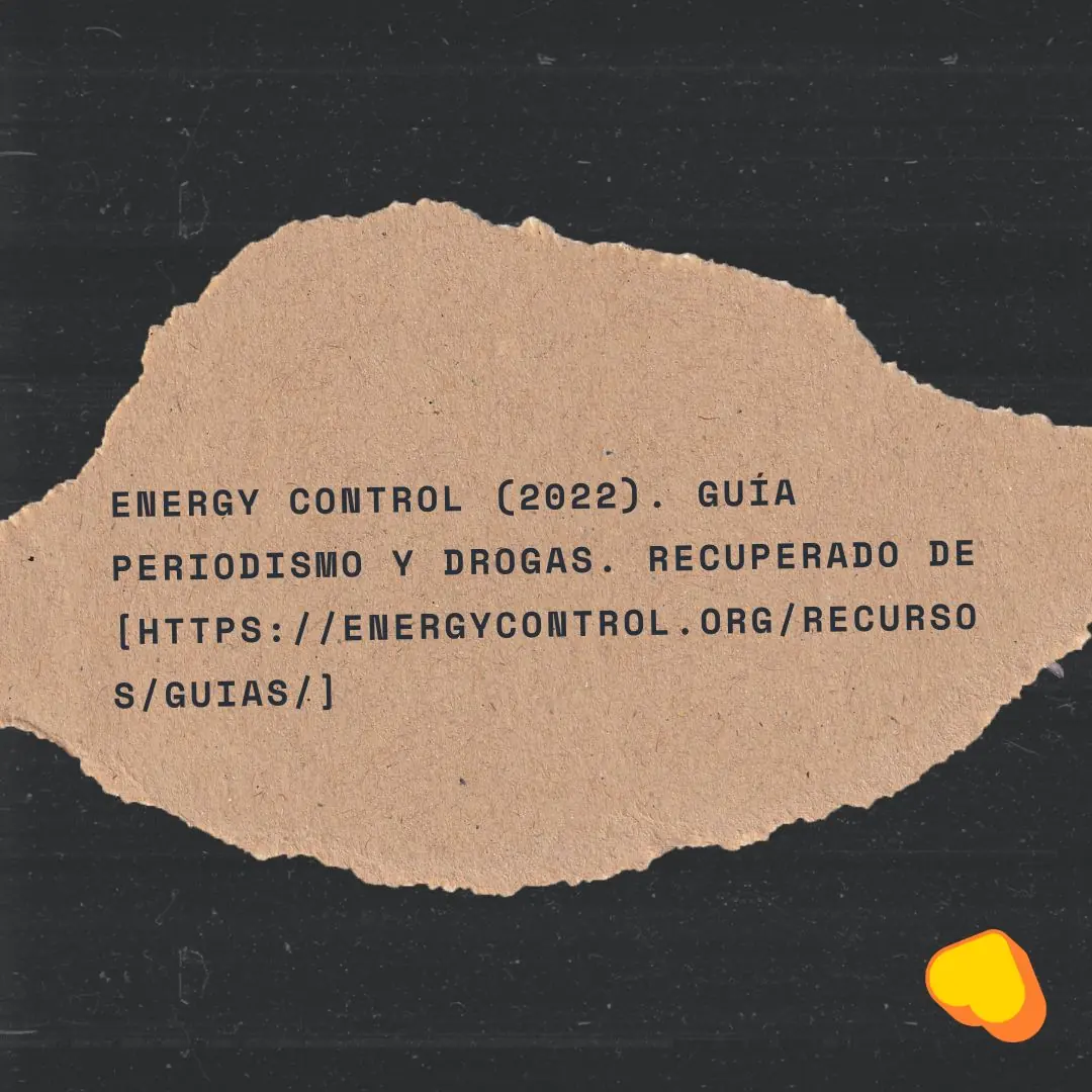 Fondo negro con un trozo de papel con la fuente.