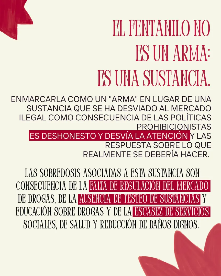 Fondo crema con brochazos rojos y el texto con resaltados en rojo.