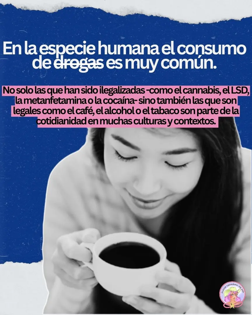 Fondo azul con la fotografía en blanco y negro de una persona sosteniendo una taza de café.